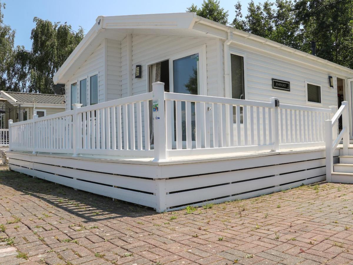 The Goodwood Lodge Chichester Exterior photo